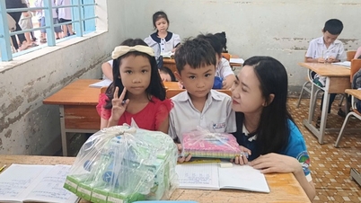 Uniunea Femeilor din Provincia Khanh Hoa, ziarul și postul de radio-televiziune oferă cadouri pentru a sprijini elevii din zonele afectate de inundații