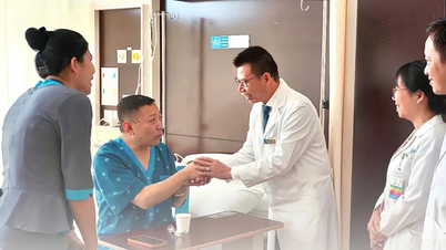 Pacienții chinezi le mulțumesc medicilor vietnamezi