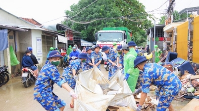 سربازان نیروی دریایی در قلب مردم مناطق سیل‌زده جای خود را باز می‌کنند
