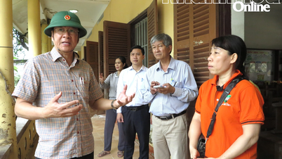 นายเหงียนลองเบียน รองประธานคณะกรรมการประชาชนจังหวัด ตรวจเยี่ยมการดำเนินงานแก้ไขปัญหาน้ำท่วมในโรงเรียน