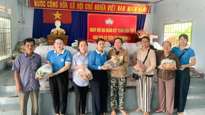 A Cam An Községi Női Egyesület 200 ajándékot adott Dien Lac község lakóinak.