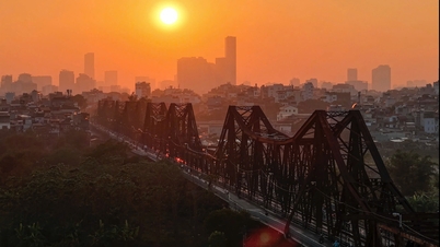 The golden sunlight poured like honey in the sunset of the first winter days in Hanoi