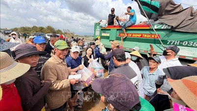 עובדים יחד כדי לעזור לאנשים לייצב את חייהם לאחר השיטפונות.