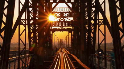 Az aranyló napfény mézként ömlött Hanoi első téli napjainak naplementéjében