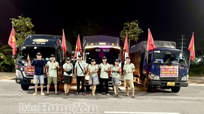 থাই বিন শহরের CTG ফান ১৭ স্বেচ্ছাসেবক দল খান হোয়া এবং ডাক লাকের বন্যার্তদের ত্রাণ সরবরাহ করছে