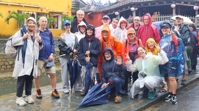 Turistas acorrem à cidade antiga de Hoi An após inundações.
