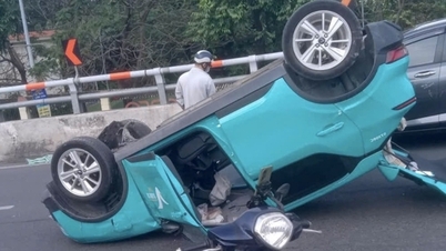 Um táxi tecnológico sofreu um acidente e capotou no viaduto.