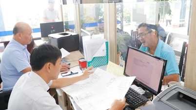 Chairman of Ho Chi Minh City People's Committee requested to solve difficulties for commune level