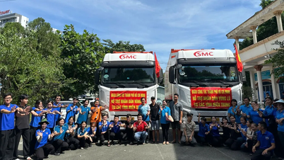 کارگران و مشاغل در شهر هوشی مین برای حمایت از مردم مناطق سیل‌زده، کمک‌های مالی خود را اهدا می‌کنند و دست به دست هم می‌دهند.