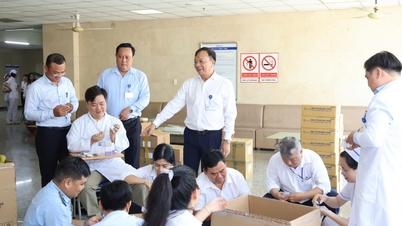 Více než 100 lékařů a zdravotních sester z provincie Dong Nai bylo přítomno, aby podpořilo obyvatele Dak Laku po bouři a povodni.