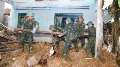 سربازان در منطقه سیل‌زده