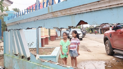 Școlile din zona afectată de inundații Hoa Thinh sunt dărăpănate, fără profesori sau elevi.