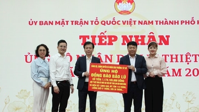 Οι δημοτικές αρχές Tay Ho και Phu Thuong δώρισαν περισσότερα από 2 δισεκατομμύρια dong (βιετναμέζικα ντόνατς) για να υποστηρίξουν τους πληγέντες από τις πλημμύρες.