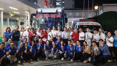 বন্যার পর খান হোয়াকে সহায়তা করার জন্য 'মধ্য ভিয়েতনামে স্বাস্থ্য ও ভালোবাসার বাস'