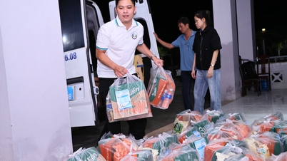 밤새도록 일하며 홍수 피해 지역 주민들에게 건강 검진을 준비하고 약품과 선물을 나눠주었습니다.