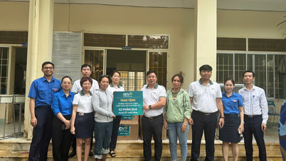 Oddział BIDV w Nha Trang przekazuje prezenty szkołom i wspiera funkcjonariuszy i pracowników dotkniętych powodzią