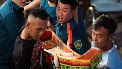 Loď nevládní organizace spuštěna přes noc na kanál Nhieu Loc a připravena na festival v Ho Či Minově Městě