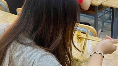 Students eat and study in the lecture hall, debate whether or not?