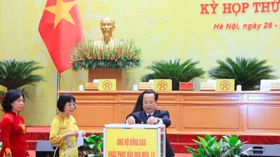 Đại biểu HĐND thành phố Hà Nội quyên góp ủng hộ đồng bào bị thiên tai
