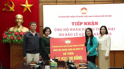 قدمت فو ثونغ أموالاً لدعم ضحايا الفيضانات إلى لجنة جبهة الوطن الفيتنامية في مدينة هانوي.