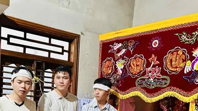 Clubul de voluntari Go Noi sponsorizează doi elevi orfani din zona inundabilă a provinciei Dak Lak.