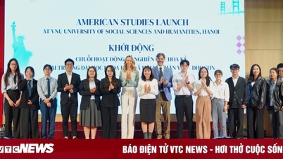 Vietnamese students compete in the contest to learn about America