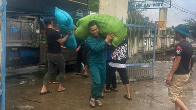 Komune Ea Knuec menyumbangkan hampir 270 juta VND dan 20 ton barang untuk membantu masyarakat di daerah yang terkena banjir.