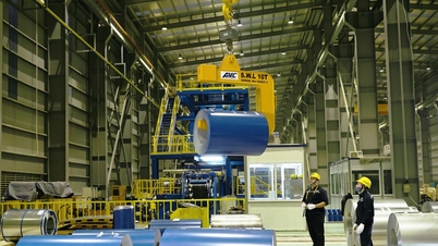 ホア・ファットは、嵐や洪水の影響を克服するために、10万平方メートルの屋根材を提供してダクラク族の人々を支援しています。