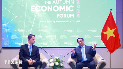 O primeiro-ministro Pham Minh Chinh recebe o diretor-geral do Fórum Econômico Mundial.