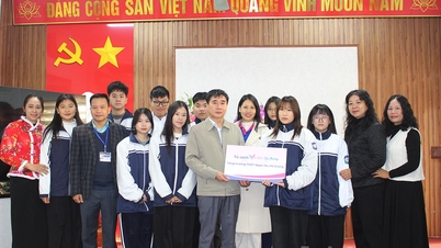 Пожертвував 1000 книг середній школі Нгок Ха