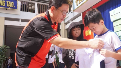 A Khanh Hoa újság, rádió és televízió 100 egyenruhát ajándékozott a Phuong Sai Általános Iskola diákjainak.