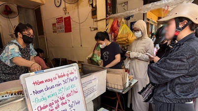 Controversial banana cake shop in Hanoi, customers still wait even though it's not opening time yet