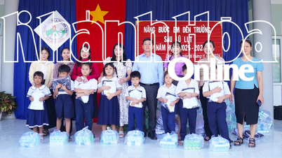 កាសែត Khanh Hoa វិទ្យុ និងទូរទស្សន៍ បានប្រគល់ឯកសណ្ឋានចំនួន ១០០ និងអំណោយចំនួន ២៥០ ដល់សាលារៀន។