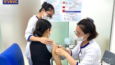 Hệ thống Tiêm chủng VNVC tiêm vắc xin uốn ván miễn phí cho người dân vùng lũ