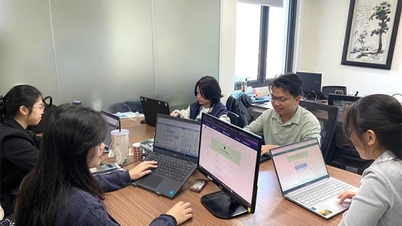 Nauczyciele, którzy „uczą” sztucznej inteligencji: Kiedy wietnamscy nauczyciele przyczyniają się do kształtowania Khanmigo