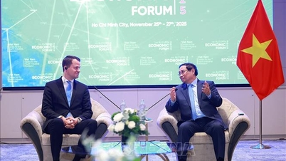 Prim-ministrul Pham Minh Chinh primește oaspeți internaționali care participă la Forumul Economic de Toamnă