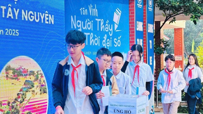 مدرسه‌ای در کنار ویتنام مرکزی، پس از سیل به مدرسه دیگر کمک می‌کند