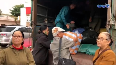 Quang Ngai eyaletinin emekli yetkilileri selden etkilenen bölgelerdeki insanlara destek oluyor