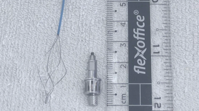 Starý muž s cizím tělesem uvízlým v průduškách po zubním implantátu