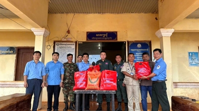 Tặng 300 suất quà cho lực lượng vũ trang và nhân dân tỉnh Mondulkiri (Vương quốc Campuchia)