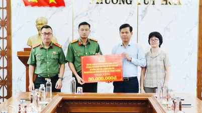 Satuan Polisi Dong Nai berkontribusi untuk membantu korban banjir