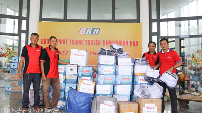 Tidningen, radion och TV i Khanh Hoa får uniformer och skolmaterial för att stödja elever i översvämningsdrabbade områden.