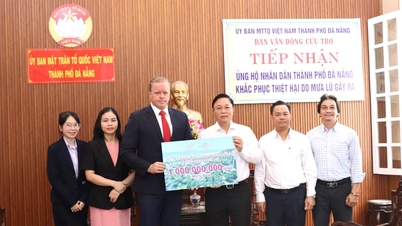 Comitetul Frontului Patriei Vietnamului din orașul Da Nang a primit 1,5 miliarde VND pentru a sprijini oamenii din zonele afectate de inundații