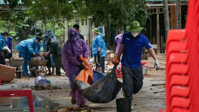 Imagine cu forțele din orașul Ho Chi Minh care sprijină reconstrucția orașului Khanh Hoa după inundații