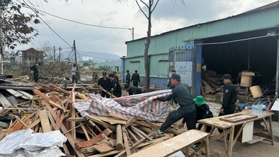 המשטרה הניידת של משטרת מחוז טאי נין ממשיכה לתמוך בתושבי ג'יה לאי להתגבר על השלכות אסונות טבע.