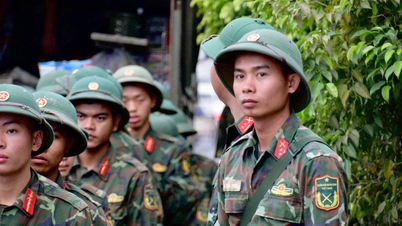 ផ្ទះ​លិច​ដោយ​ភក់ បន្ទាប់​ពី​ទឹកជំនន់​ជា​ប្រវត្តិសាស្ត្រ មេទ័ព​ជ្រើសរើស 'សម្អាត​ផ្ទះ​អ្នក​ដទៃ​មុន​នឹង​សម្អាត​ខ្លួន'