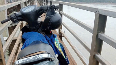 Muž s dvouletým a šestiletým dítětem v náručí skočil do řeky Tra Khuc