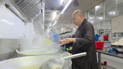 डाक लाक के बाढ़ प्रभावित क्षेत्रों में लोगों को हजारों लोगों के लिए प्रेमपूर्ण भोजन