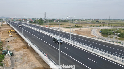 নিন বিনের মধ্য দিয়ে উত্তর-দক্ষিণ এক্সপ্রেসওয়ের ওভারপাসের মনোরম দৃশ্য, যা সবেমাত্র যানবাহন চলাচলের জন্য খুলে দেওয়া হয়েছে।