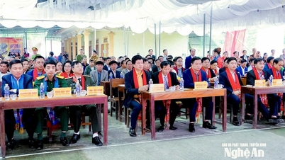 Ο σύντροφος Luong Van Khanh, Αναπληρωτής Διευθυντής του Τμήματος, συμμετείχε στην αντιπροσωπεία εργασίας του Γραμματέα του Επαρχιακού Κόμματος Nguyen Khac Than για να παραστεί στην Ημέρα Μεγάλης Εθνικής Ενότητας με τους κατοίκους του χωριού Canh Khin, της κοινότητας Yen Hoa, της επαρχίας Nghe An.